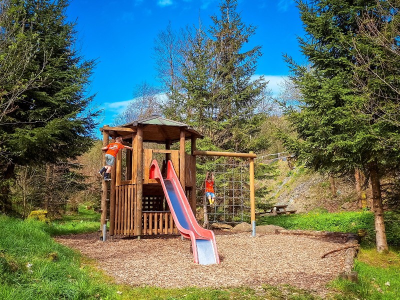 Een van de speeltoestellen op het park