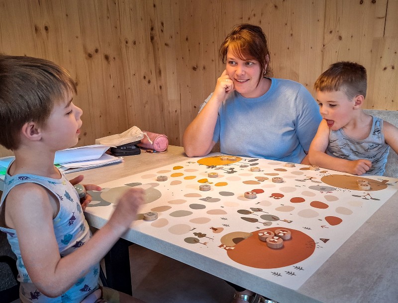 Het bordspel is superleuk om te spelen Het bordspel is superleuk om te spelen