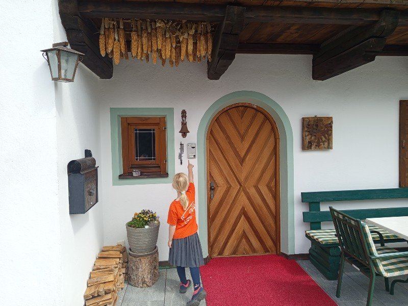 Urlaub am Bauernhof dochter emma bij de voordeur Gästehaus Fitsch
