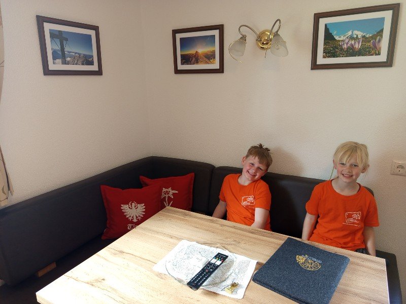 De zoon en dochter van Emma in de eethoek van Gästehaus Fitsch