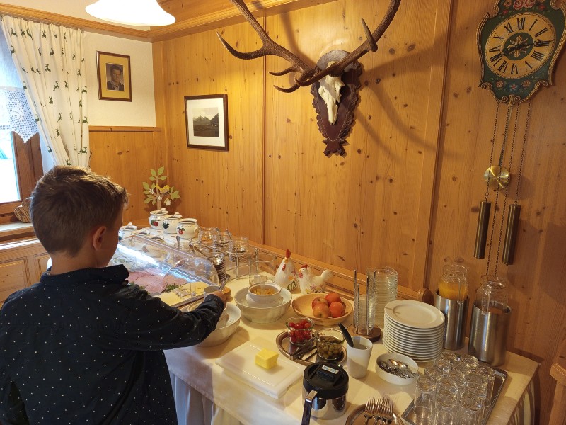 Je kan lekker zelf je ontbijt kiezen bij het ontbijtbuffet