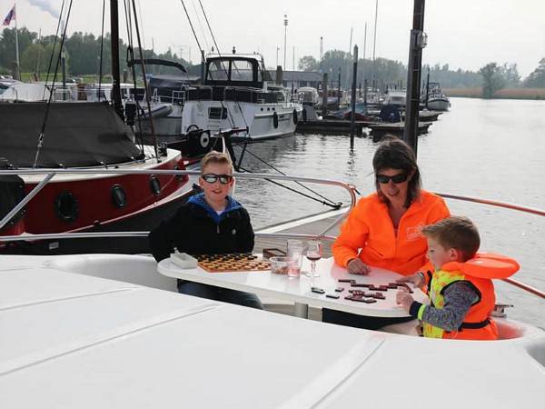 Borrel in de boeg van de boot