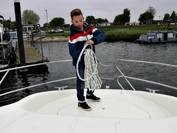 Onze matroosjes helpen ijverig mee!