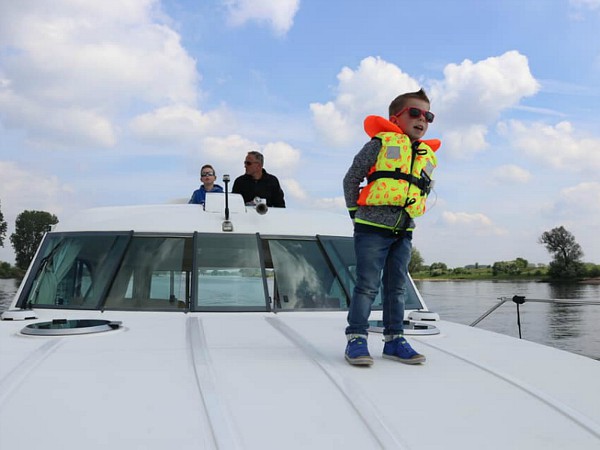 Op de uitkijk tijdens een vaarvakantie in het rivierengebied