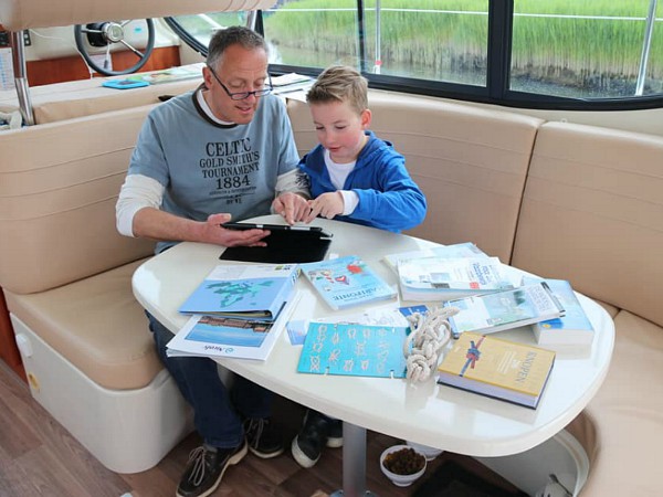 Schippersbriefing op de boot
