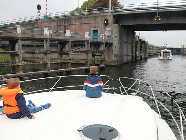 Voor het eerst de sluis in