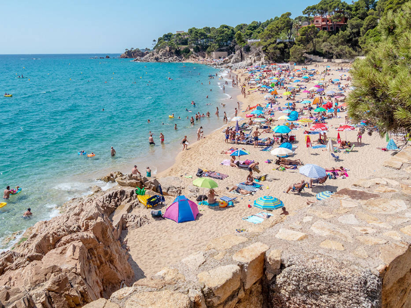 Strand aan de Costa Brava bij Vacanceselect camping International De Calonge.