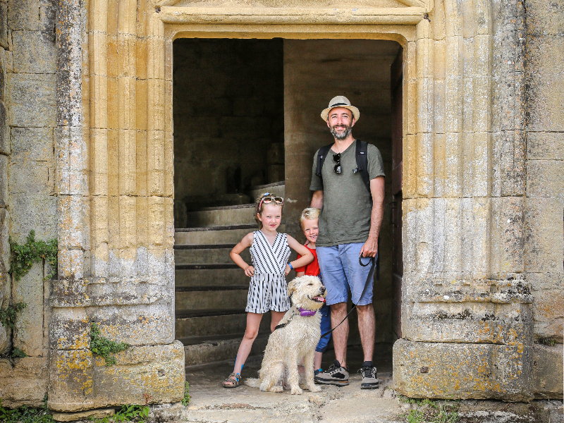 Freddie en haar gezin in de otegangspoort van een lekker koel kasteel in de Dordogne, Frankrijk