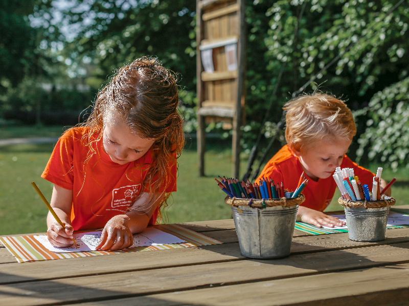 Op zaterdag -en zondagochtend worden de kids om 09:45 opgehaald om mee te gaan naar de knutselclub