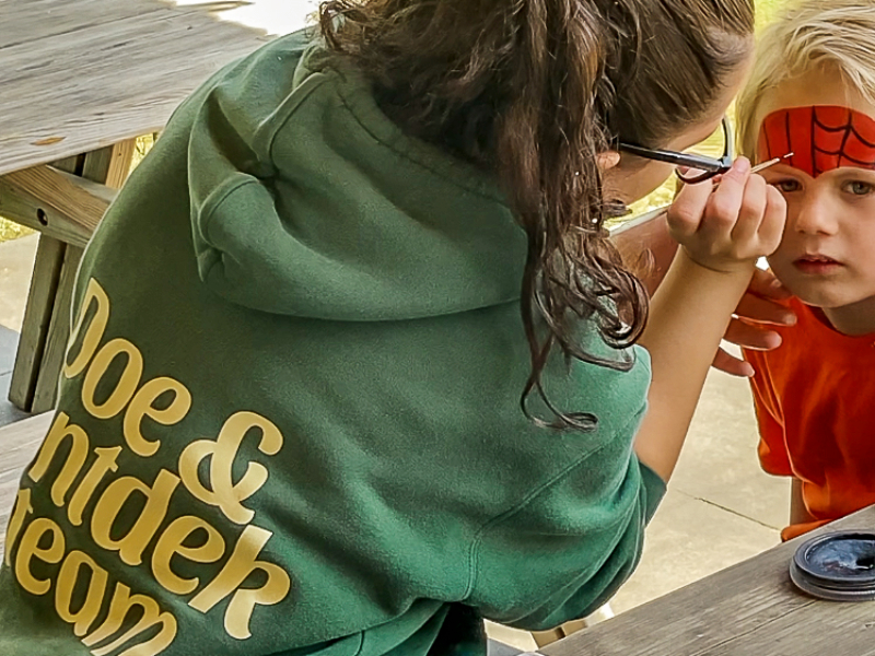 Het doe-en-ontdek-team schminkt onze kids