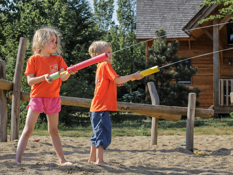 Een speelveldje tussen de vakantiehuizen bij Sandberghe