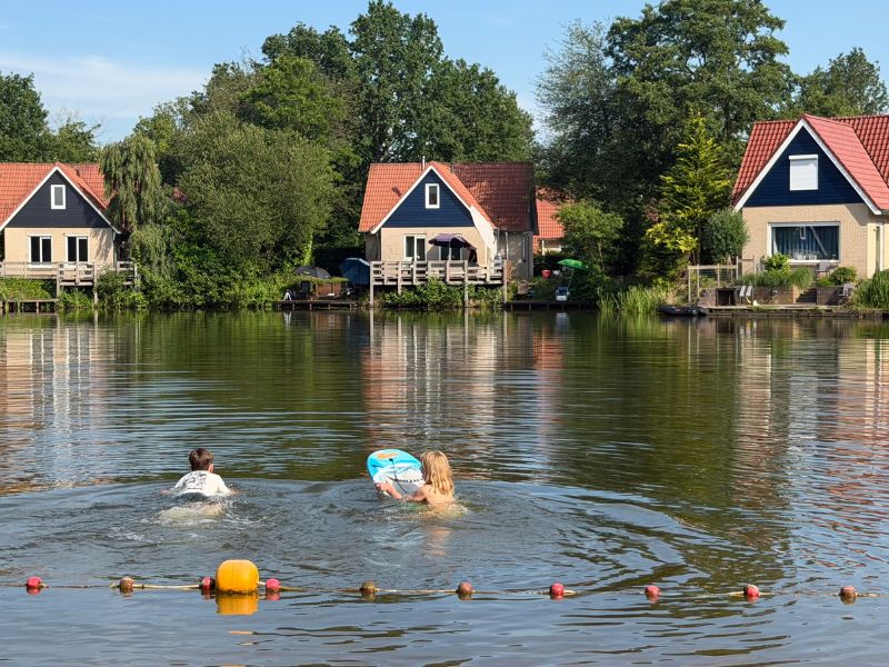 Zwemmen bij het zwemstrandje op Vakantiepark De Timmerholt