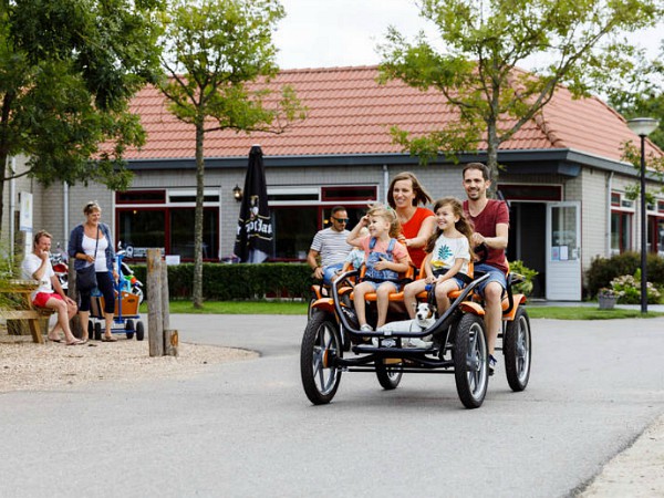 gezellig familiefietsen bij vakantiepark toppershoedje