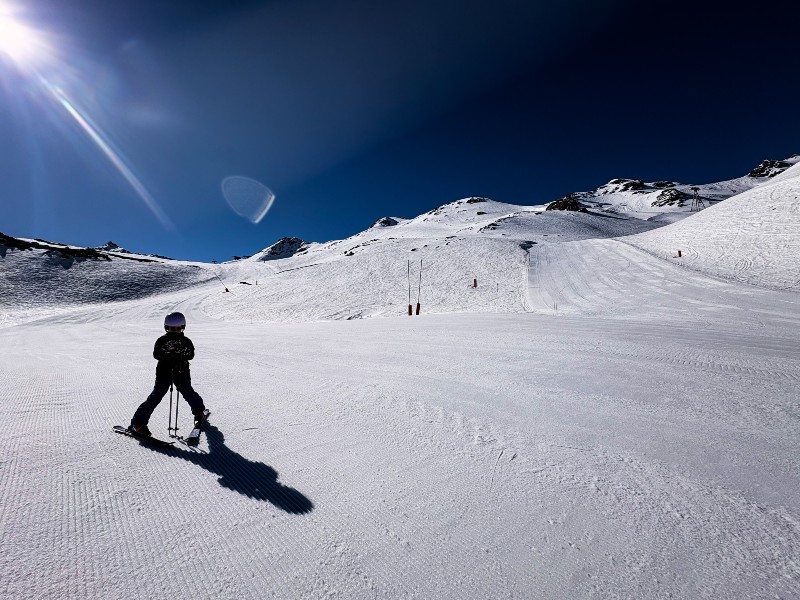 Bobbie op een lege piste in Val Thorens