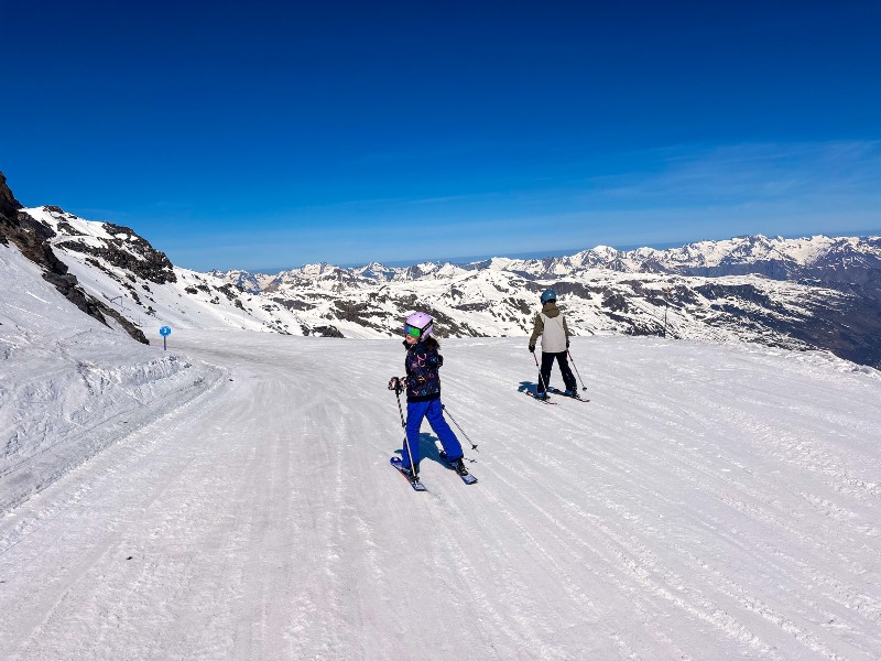 Seppe en Bobbie aan het skiën in Val Thorens op 3000 meter hoogte