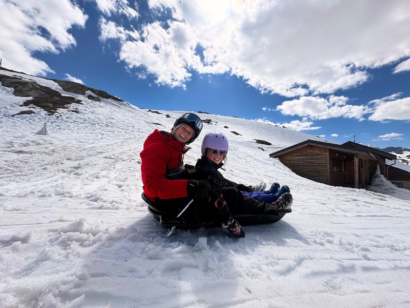 Vera en Bobbie in de snowjet