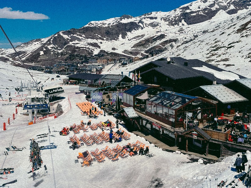 Een eettentje op de piste vanuit de lift