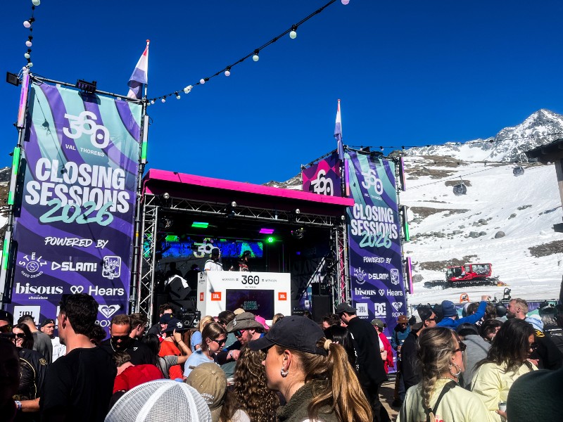 Wij bij een festival op de piste tijdens de Dutchweek