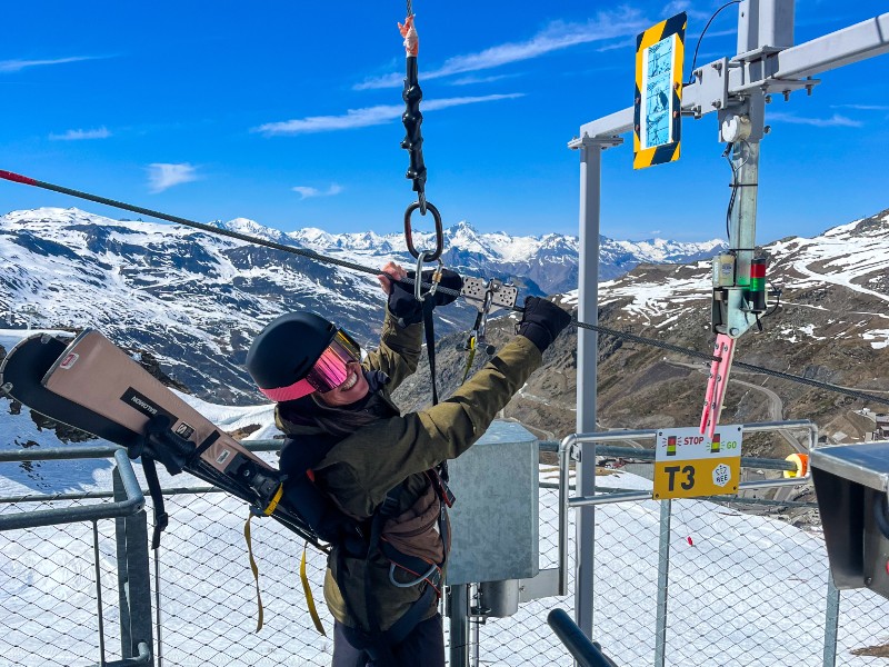 Simone trotseert de zipline op grote hoogte