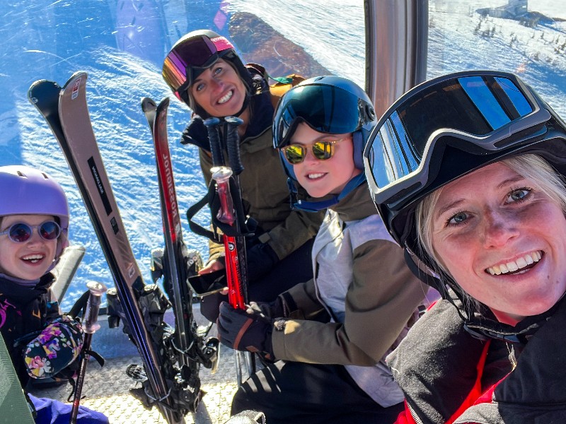 Wij met zijn allen in een gondel in Val Thorens