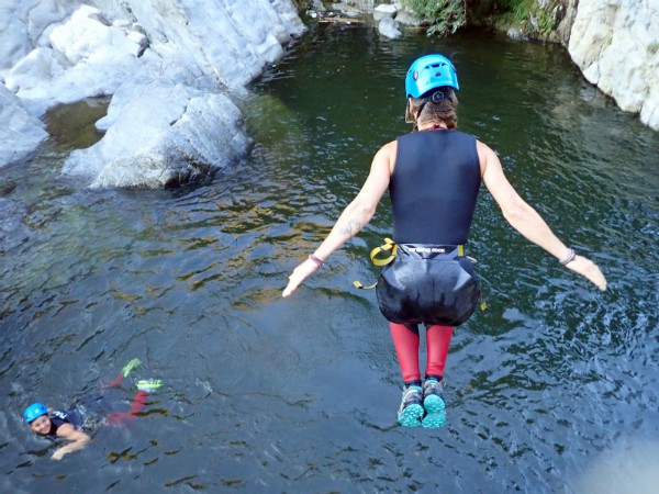 sprong in het water canyoning