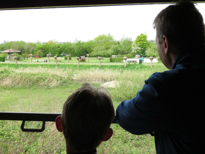 Patrick en Tycho kijken vanuit de trein naar het Zeeuwse landschap