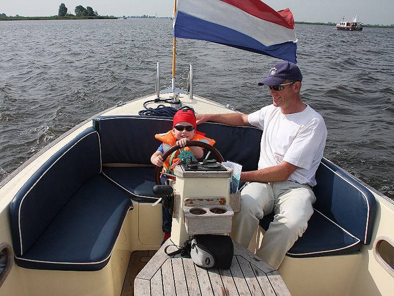 Kinderen vinden het superleuk als ze mee mogen helpen tijdens het varen!