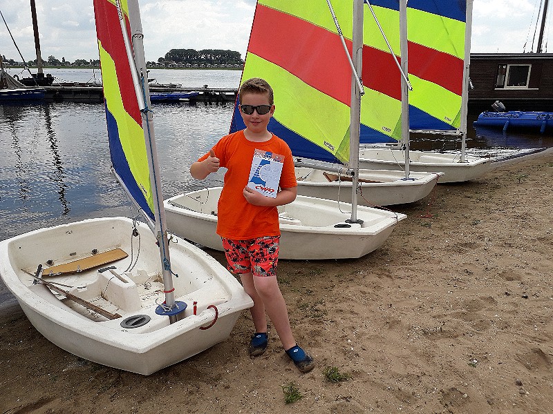 Zeilles voor kinderen in een optimist. Ze kunnen zelfs een certificaat halen.