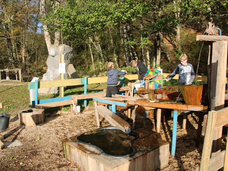 spelen in de waterspeeltuin