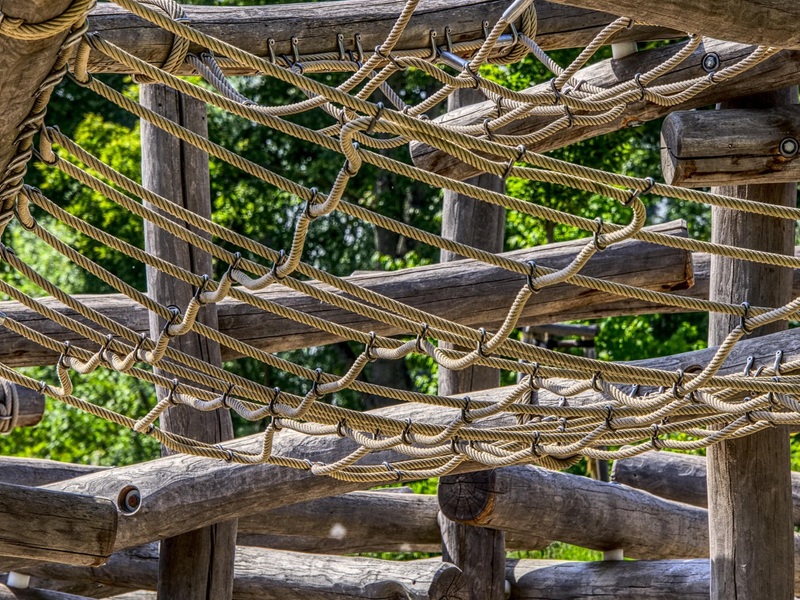 Speeltuin met houten speeltoestellen Speeltuin met houten speeltoestellen