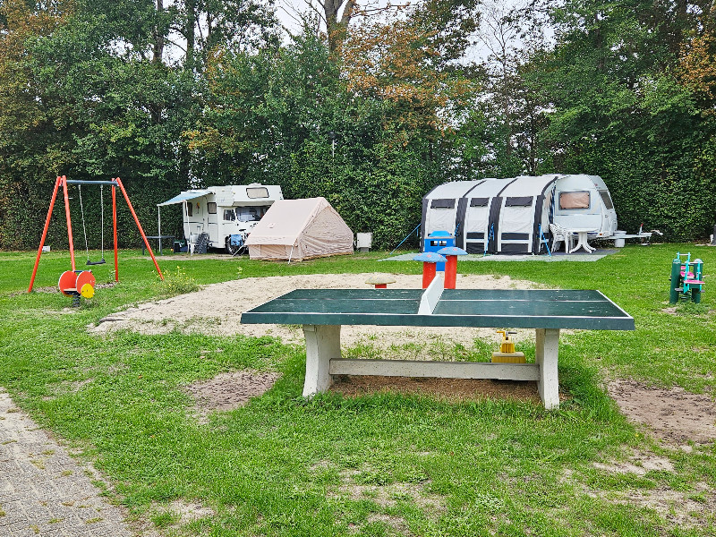Op de campingvelden staan speeltoestellen voor de kinderen