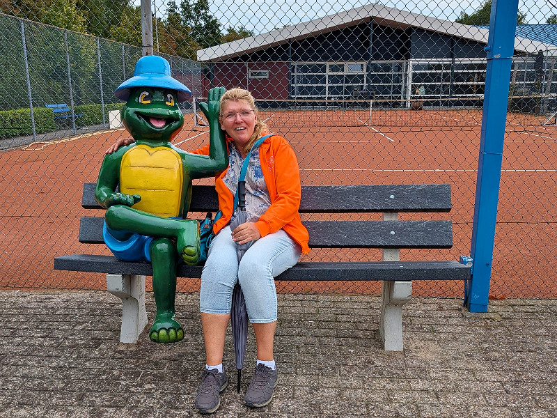 Sabine op de foto met mascotte Mondy de schildpad