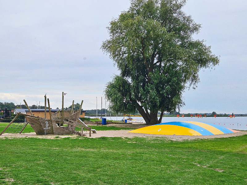 Veluwe Strandbad airtrampoline en speelschip