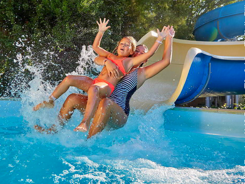 Heerlijk van de glijbaan op een camping in de Vendée