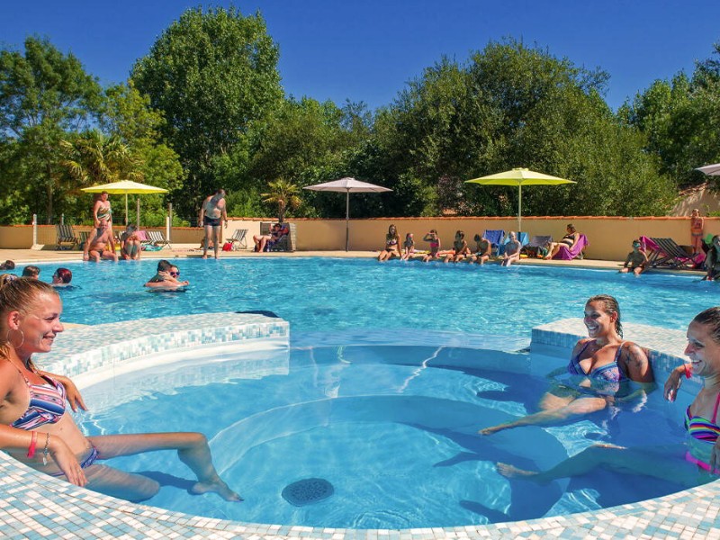 Chillen in het zwembad van Camping Le Clos Cottet