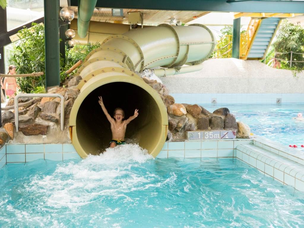 In het zwembad hebben ze een leuke glijbaan