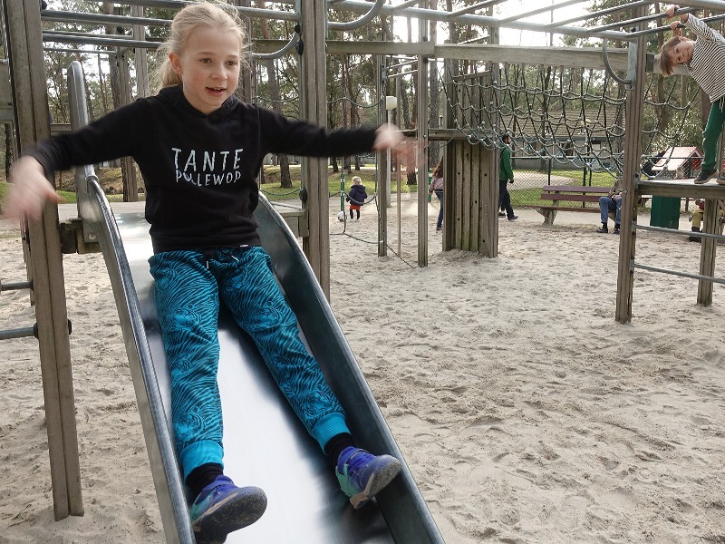Lara in de speeltuin. Zie je Duuk ook?