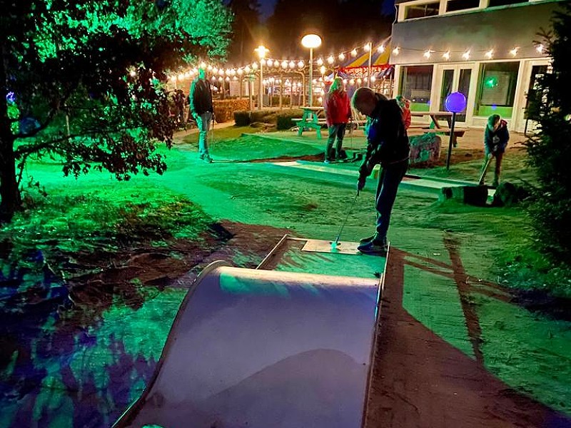 En dit was ook leuk! Minigolf in het donker op de verlichte banen.