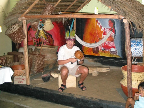 Patrick verkleed als Carib in Galibi