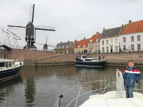 Vertrek uit de oude haven van vestingstadje Heusden
