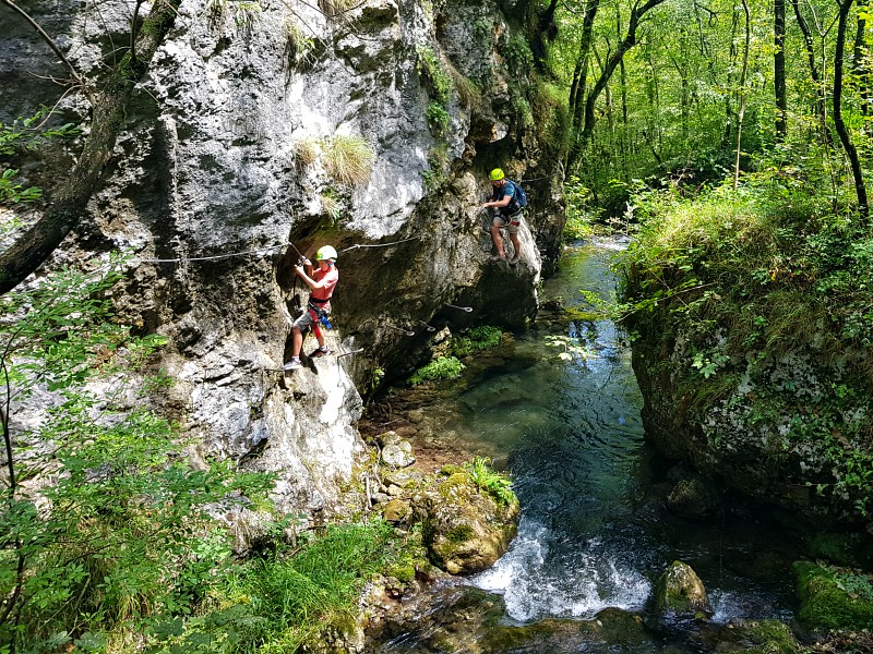 Klimmen langs de rotsen