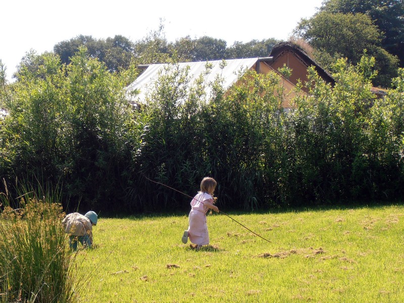 Kinderen spelen bij Vikingdorp Haithabu