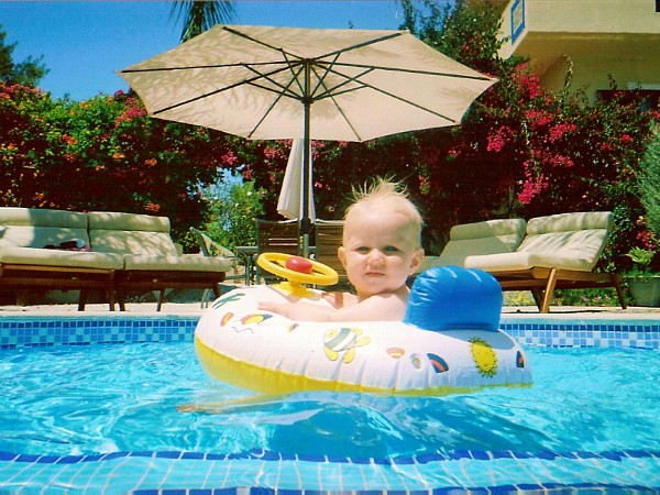 Baby in het kinderbad bij Vila do Ouro