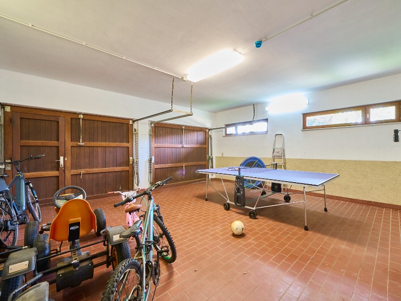 De garage met tafeltennistafel in Villa Bosrijk
