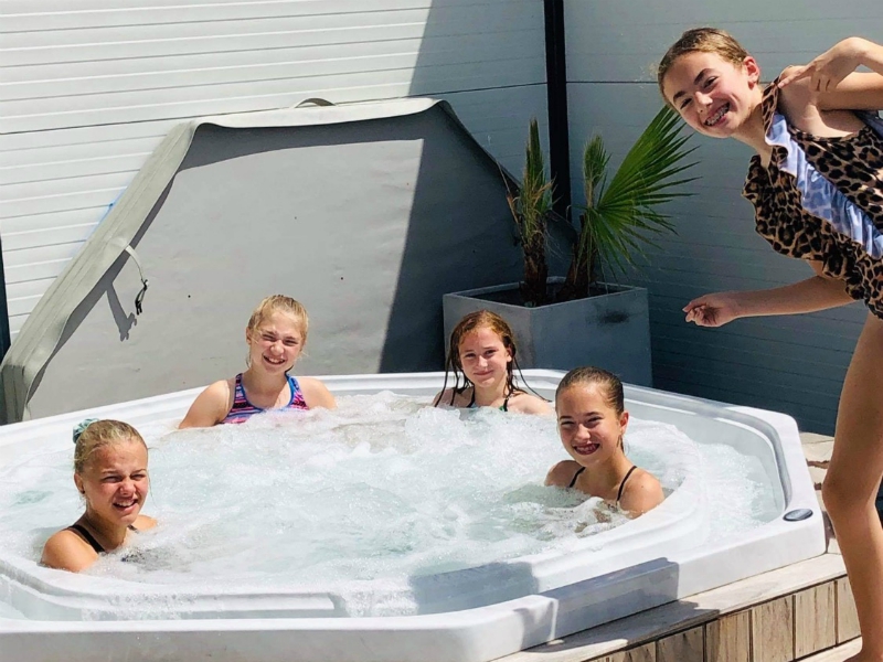 Genieten van een bubbelbad bij Villa Cecha