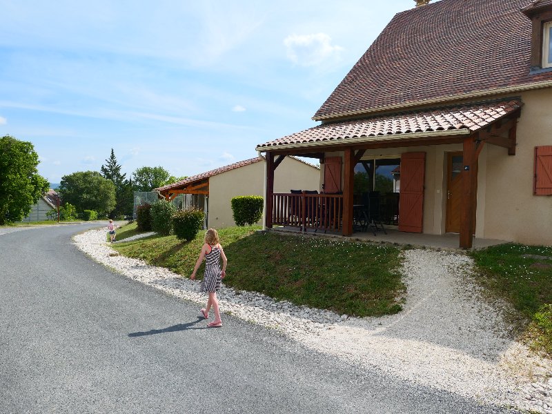 Wandelen langs de mooie vakantiehuizen van Domaine de Lanzac