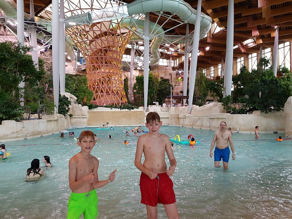 Onze jongens in het zwembad bij vakantiepark Village Nature Paris.