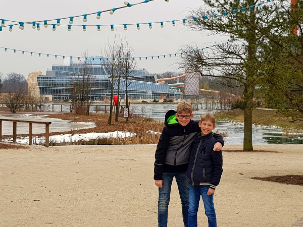Zeb en Tycho poseren voor het meer en de Aqualagon in Villages Nature Paris