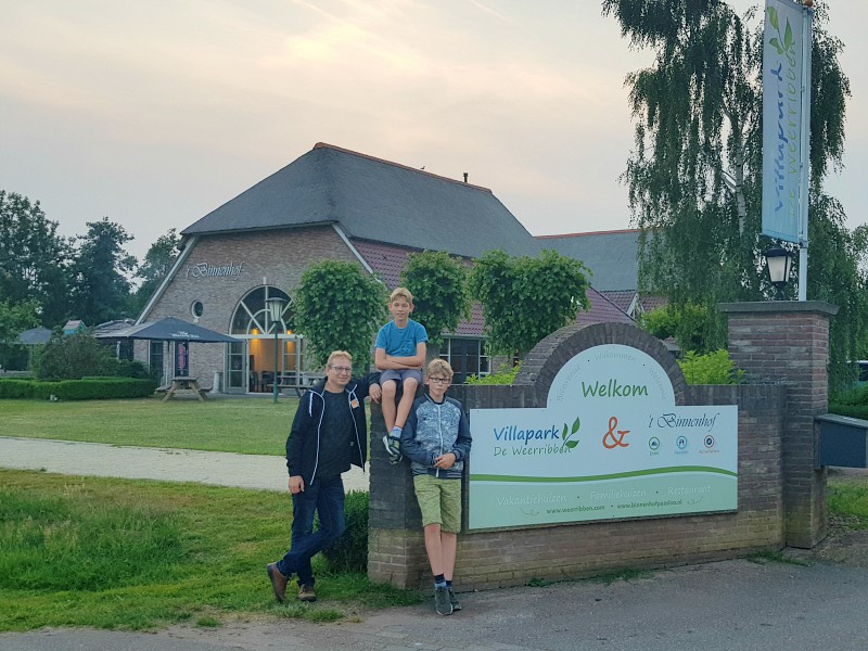 Poseren bij de ingang van Villapark de Weerribben