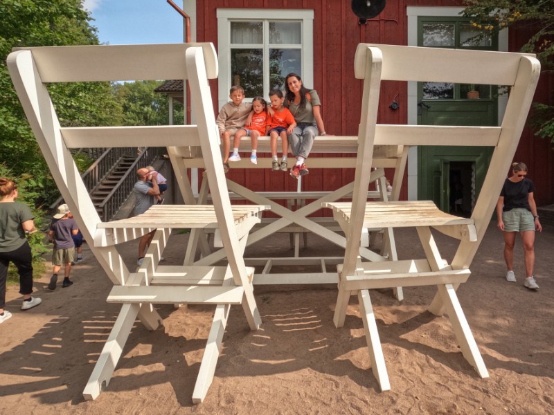 Lisette en haar kinderen tijdens hun zomervakantie in Småland, hier in het Astrid Lindgren park.